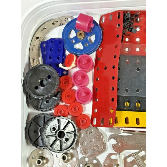 Meccano Metal and Plastic Construction Pieces UK Toy With 3 Manuals Mixed Lot - Picture 3 of 16